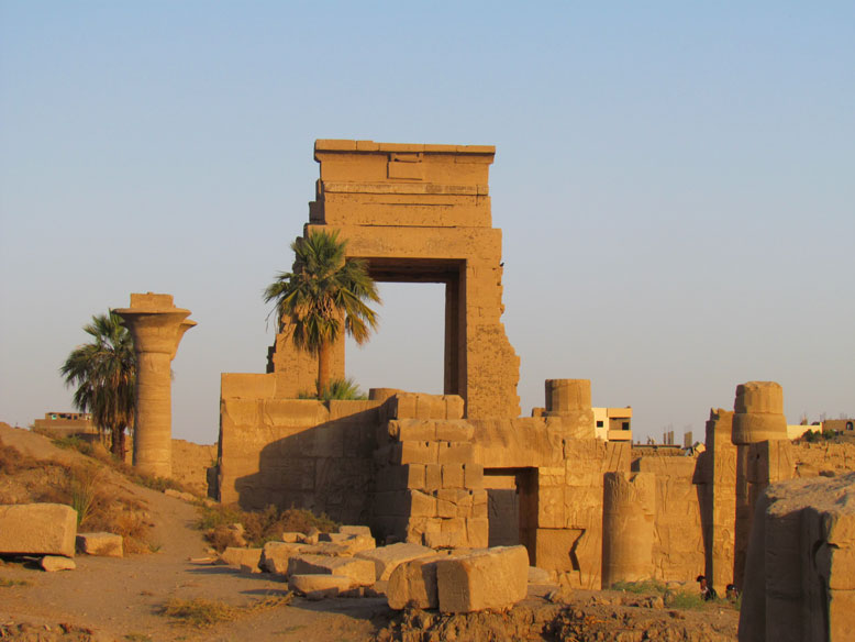 puerta de entrada a Karnak